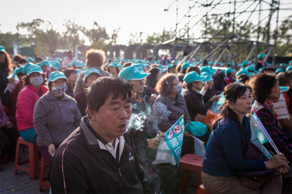 Supporters wait for a DPP rally to begin in the Shalu district of Taichung.
