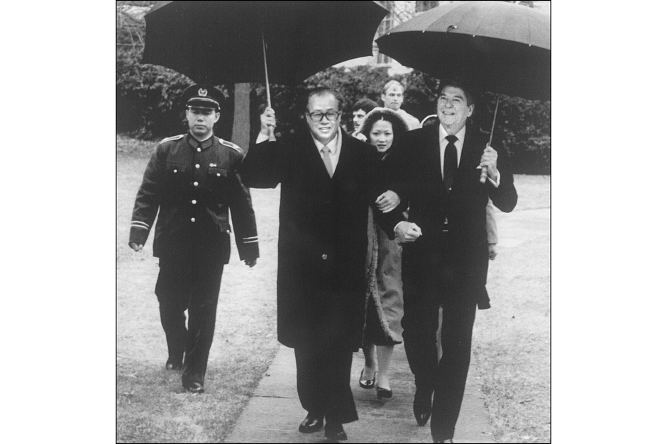 Chinese Premier Zhao Ziyang and U.S. President Ronald Reagan walk arm in arm, as Reagan escorts Zhao to his car through the rain after a meeting at the White House on October 1, 1984. Zhao later became China’s President and Communist Party General Secretary, but he was stripped of these posts for opposing the violent crackdown on the protests in Tiananmen Square in 1989. He spent the remainder of his life under house arrest. (AFP/Getty Images photo)