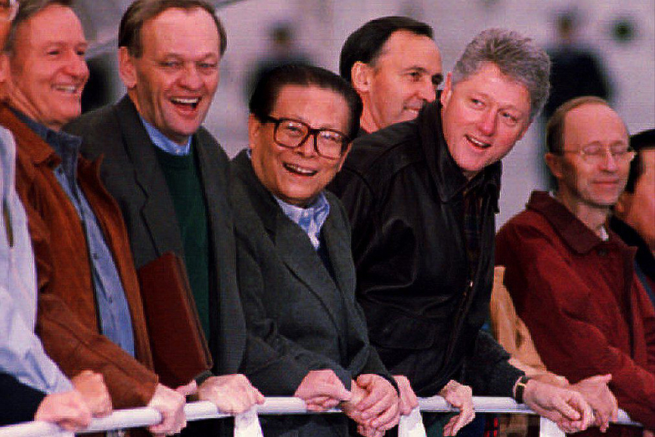 New Zealand’s Prime Minister James Bolger, Canadian Prime Minister Jean Chrétien, Chinese President Jiang Zemin, U.S. President Bill Clinton, Australian Prime Minister Paul Keating, and Financial Secretary of Hong Kong Hamish MacLeod depart for their meeting on Blake Island on the final day of the Asia-Pacific Economic Cooperation conference, November 20, 1993. (Photo by Therese Frare/AFP/Getty Images)