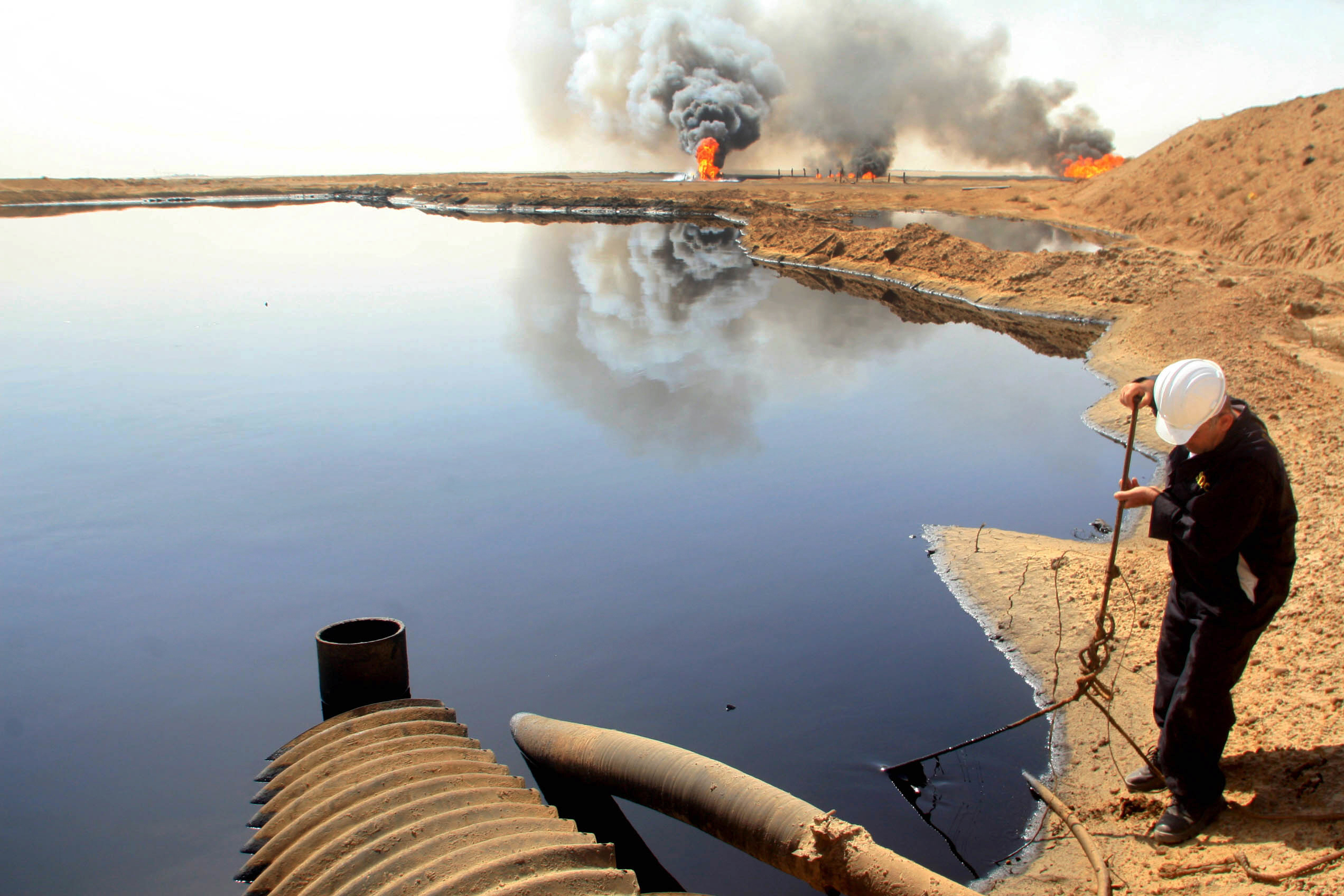 Экологические проблемы нефтяной и газовой промышленности. Нефтяная промышленность загрязнение. Экологические проблемы нефтедобычи. Добыча нефти и газа экологические проблемы. Месторождения Ирака.