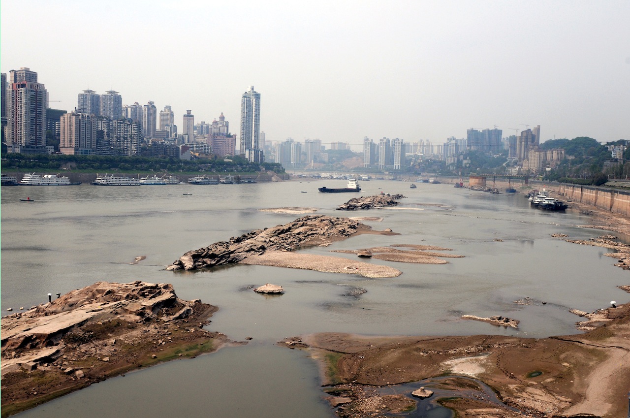 Основные экологические проблемы китая. Река Янцзы Китай загрязнение. Китай река Янцзы грязная. Река Хуанхэ загрязнение. Река Хуанхэ Китай загрязнение реки.