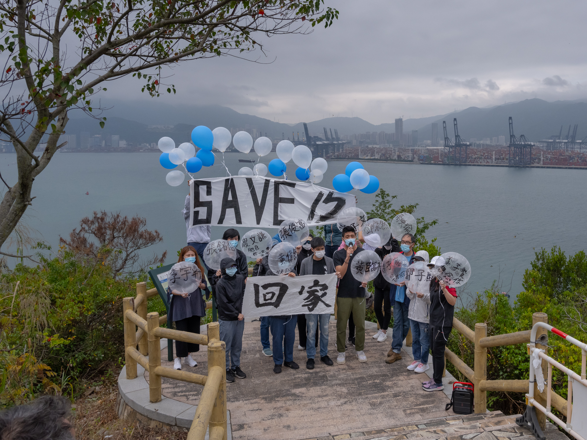 In August 2020, the Coast Guard of the Chinese province of Guangdong arrested 12 Hong Kong people attempting to flee to Taiwan on a speedboat. They were sent to the Yantian Detention Center in Shenzhen. Relatives of the detained individuals, holding a banner bearing the words “Come Home,” released balloons carrying the names of the detainees in Hong Kong across the water from Shenzhen.