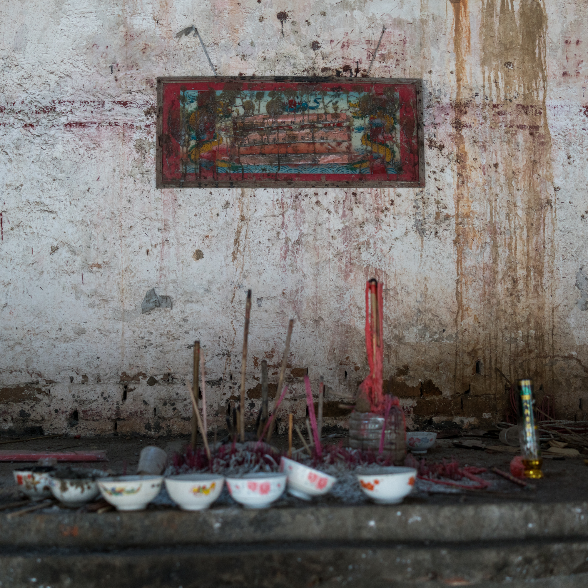 A prayer altar in the ancestral temple hall in Gongba Town.