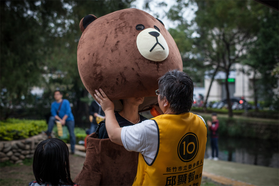 Campaigners in Hsinchu City prepare for a street rally for the New Power Party, which emerged after the Sunflower Student Movement in 2014 and advocates for political liberties, universal human rights, and Taiwanese independence.
