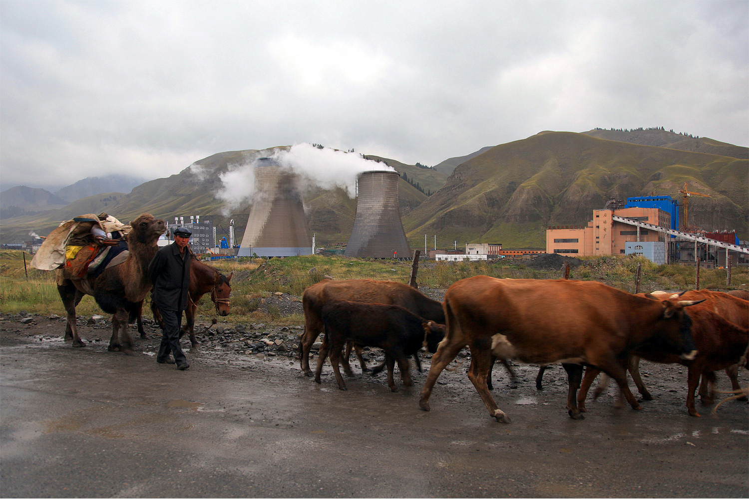 Polluting industry at the headwaters of the Urumqi River in Xinjiang. Photo by Yang Yong.