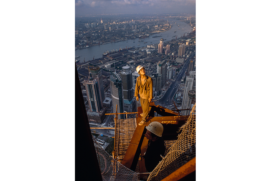 A former farmer from Zhejiang province erects scaffolding on the 87th floor of the Jin Mao Tower in the location now occupied by Cloud 9 lounge, 1997.